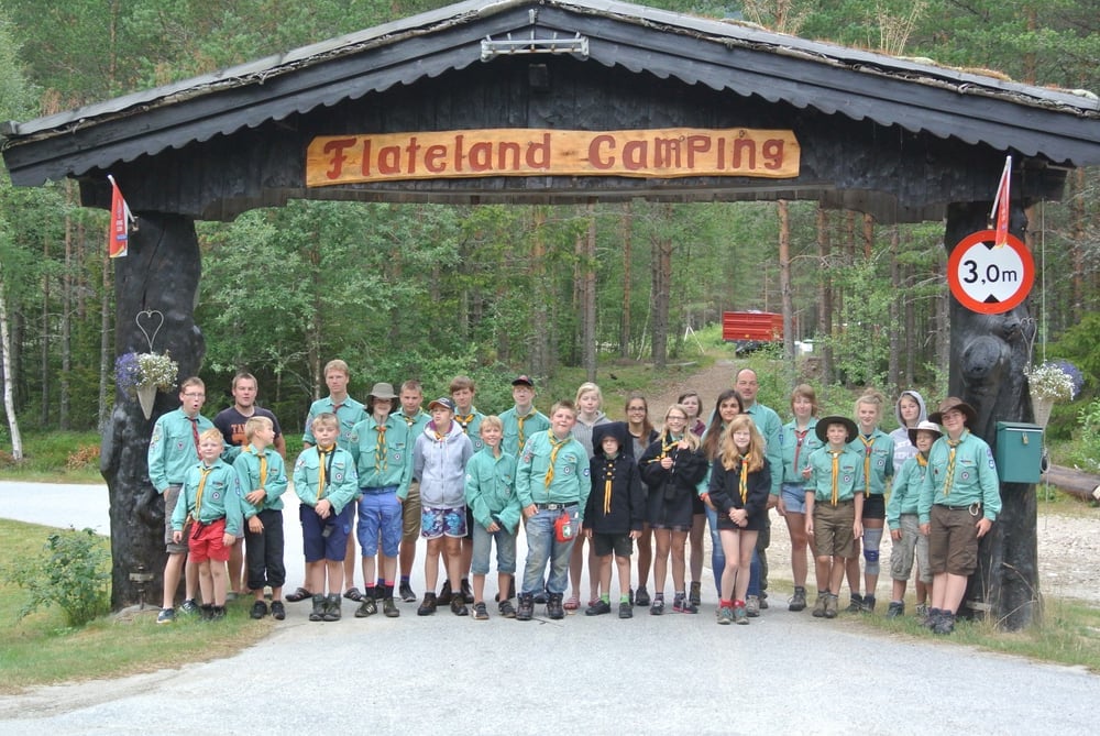 Die Joldelunder Pfadfinderinnen und Pfadfinder unter dem Tor zum Campingplatz