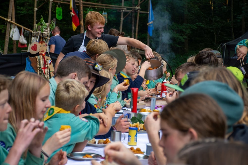 Ritter und Knappen beim Essen an der großen Tafel
