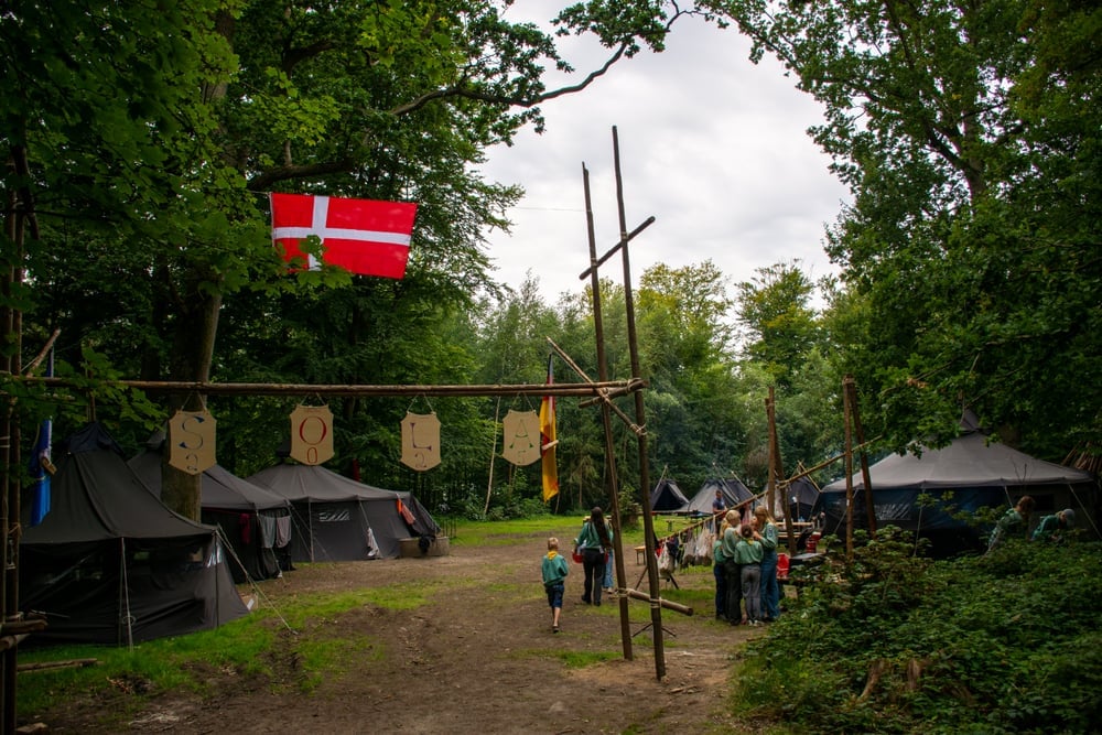 Lagerplatz mit Eingangstor