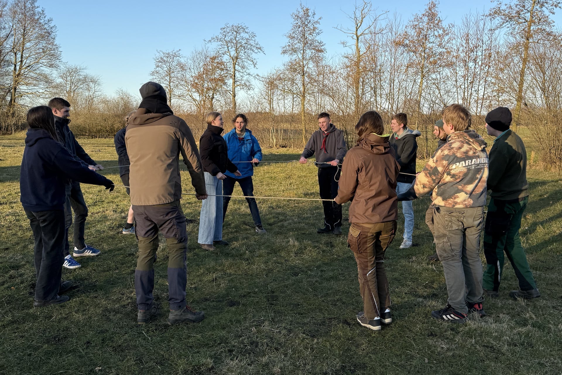 Gruppenstunde mit gemeinsamer Aktivität im Freien